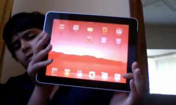 iPad layar merah